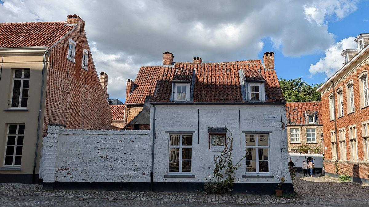 Witte en rode bakstenen huizen met pannendaken in het begijnhof van Lier