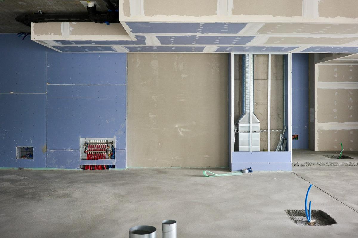 Ruimte met nieuwe gyprocwanden en een gegoten chape