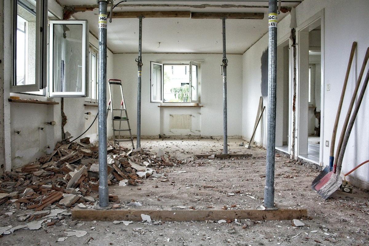 Gestripte kamer met stempels onder het plafond